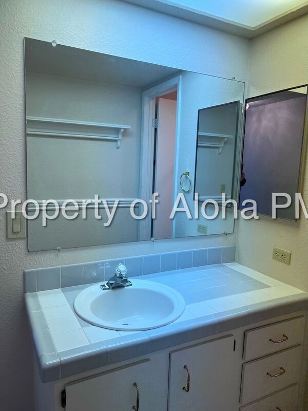 Building Photo - 885 Camelot Dr