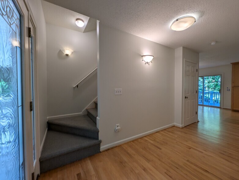 Stairwell to 2nd floor - 14 Weaver Rd