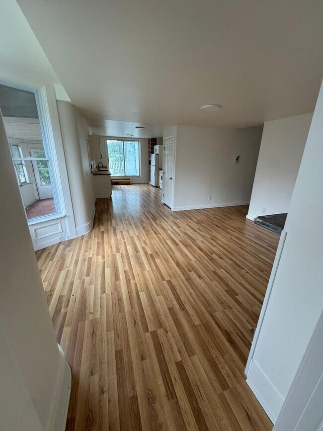 Building Photo - West 2nd Street Duplex