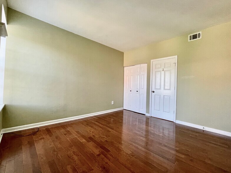 Building Photo - 4139 Castleman Ave 2W