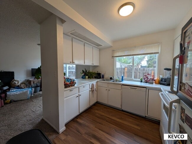 Building Photo - Great Townhome Near Horsetooth Resevoir!