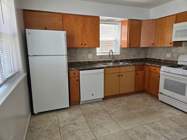 Building Photo - 6039 N Artesian Ave