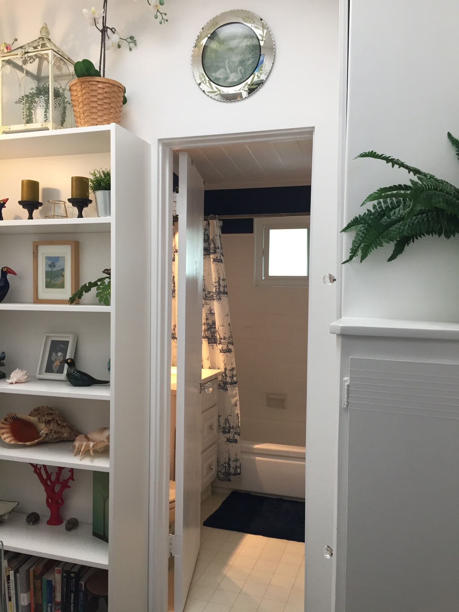 Landing looking into full bath - 4040 Grand View Blvd