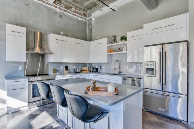 Building Photo - 302 SE Broadway St