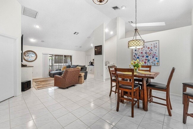 Building Photo - 12842 Meadowbend Dr