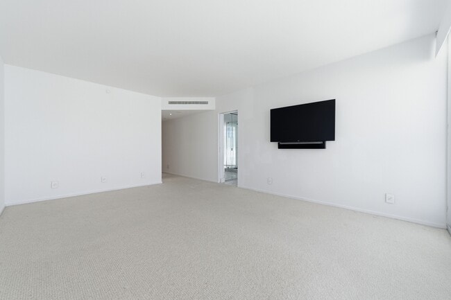 Building Photo - 529 S Flagler Dr