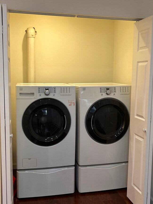 Building Photo - 879 Grove Ave