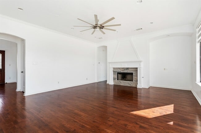 Building Photo - 2000 Le Mans Dr