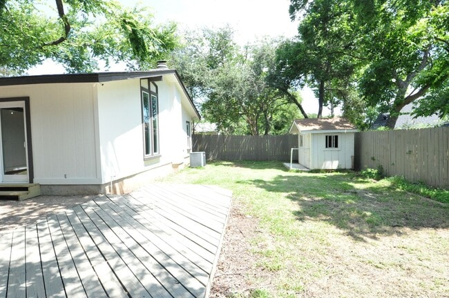Building Photo - Great single level home in Anderson Mill. ...