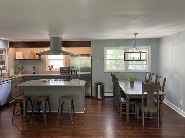 Main floor - 3300 Decker Pl