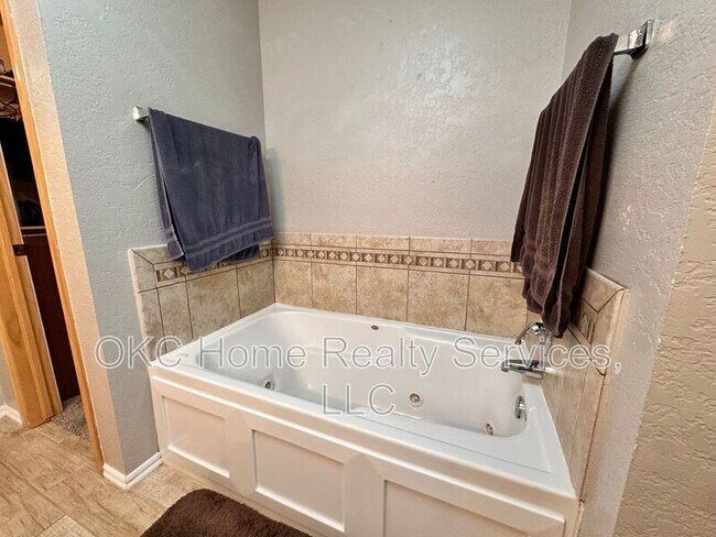 Building Photo - 17316 Valley Crst