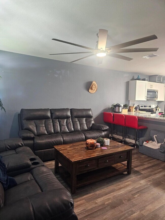 Building Photo - 1010 Cedar Point Dr