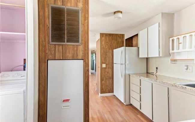 Building Photo - 2/2 Bedroom