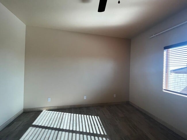 Building Photo - 3 bedroom 2 bath rental home with 2 car ga...