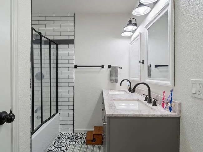 Building Photo - 43299 Ranger Cir Dr