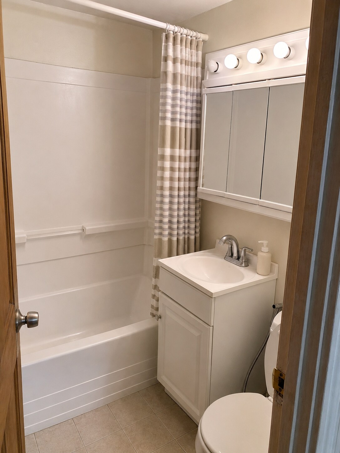 Building Photo - 352 Riverway