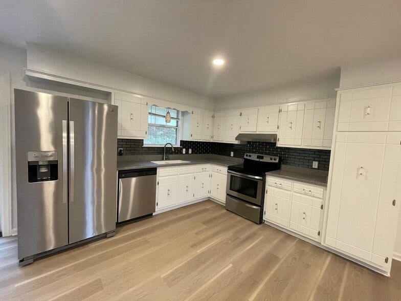 Kitchen - 1936 Ashmore Ave