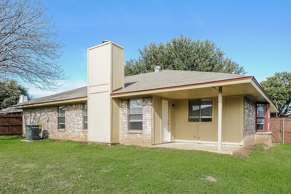 Building Photo - 2609 S Meadow Dr