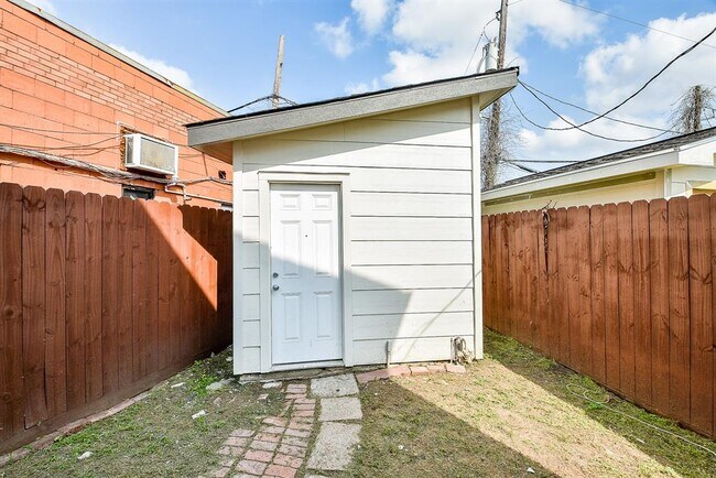 Building Photo - 2509 Oakcliff St