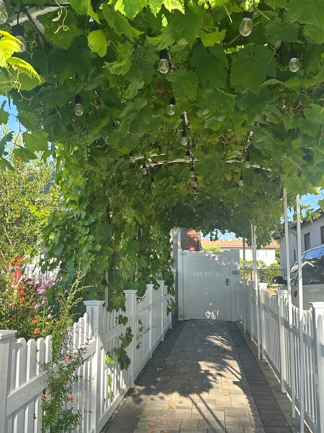 Building Photo - 1637 N Allen Ave