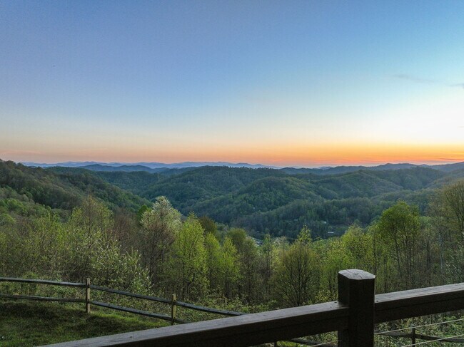 Building Photo - 140 Mystic Ridge Dr