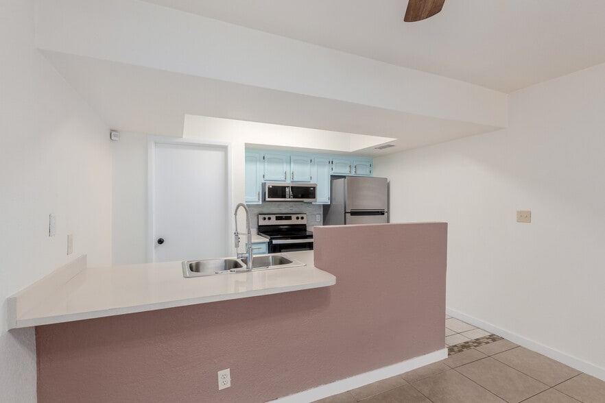 Building Photo - 925 W Peoria Ave