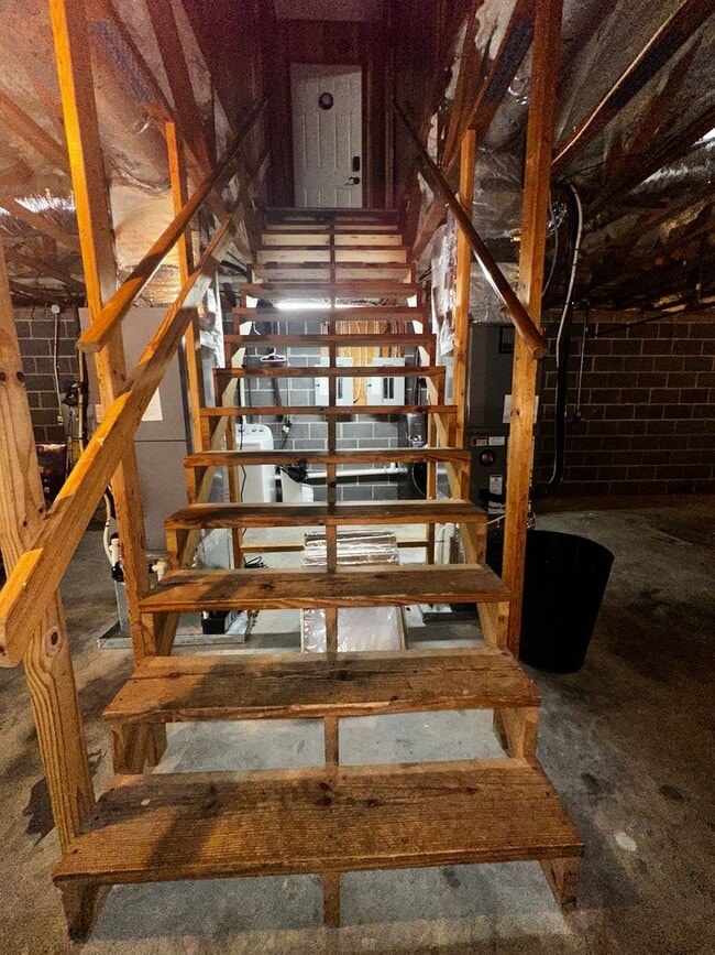 Building Photo - E. Morristown - 2 bed/1 bath duplex with b...