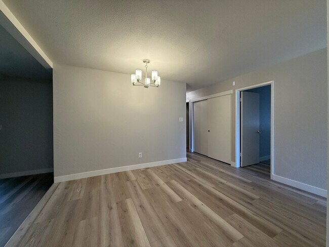 Building Photo - Beautiful and renovated 4 Bed 2 Bath in Sacramento!