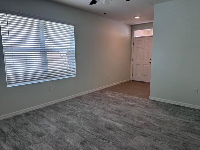 Building Photo - 3/2 house no carpet located in Sun City Center