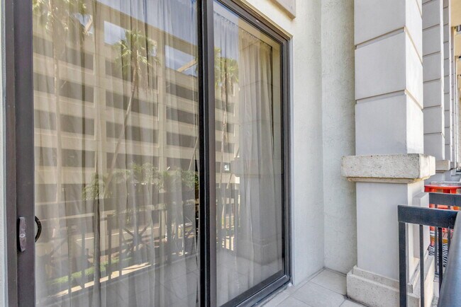 Building Photo - 801 S Olive Ave