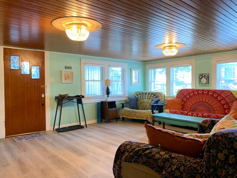 Galveston Beach Bungalow for Rent. Fully Furnished. ALL BILLS INCLUDED IN RENT. Duplex. Living area. Lower unit, #B. - 4408 Avenue S 1/2