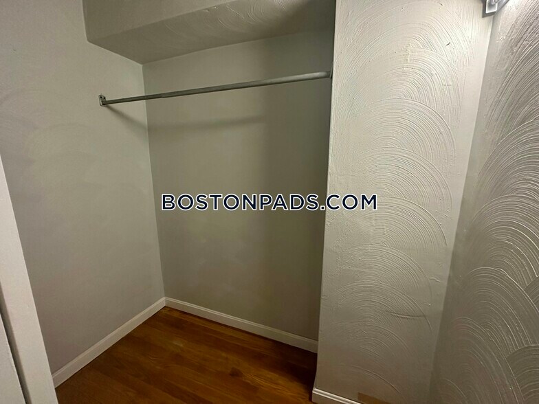 Building Photo - 345 Meridian St