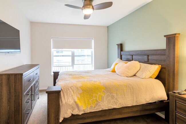 Building Photo - Amazing West Seattle 2 bedroom 2 bath W/S/...