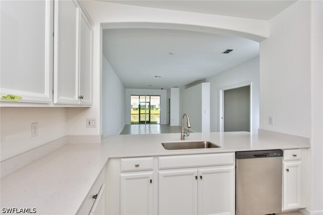 Building Photo - 2591 Vine Ave