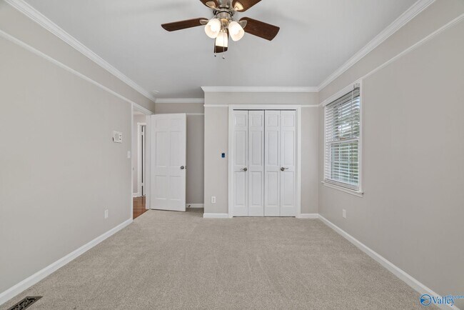 Building Photo - 820 Tannahill Dr SE