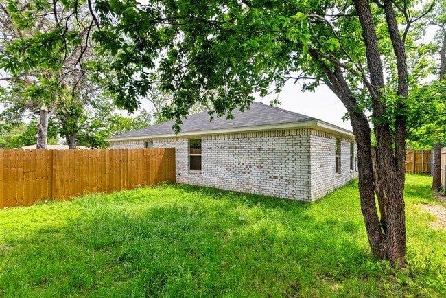 Building Photo - 2011 Wood Ave