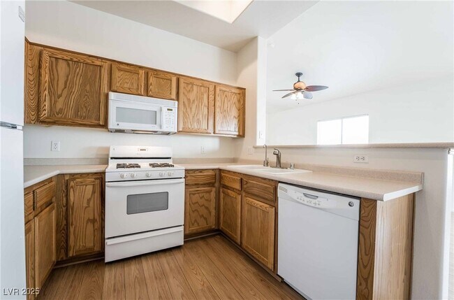Building Photo - 2305 W Horizon Ridge Pkwy