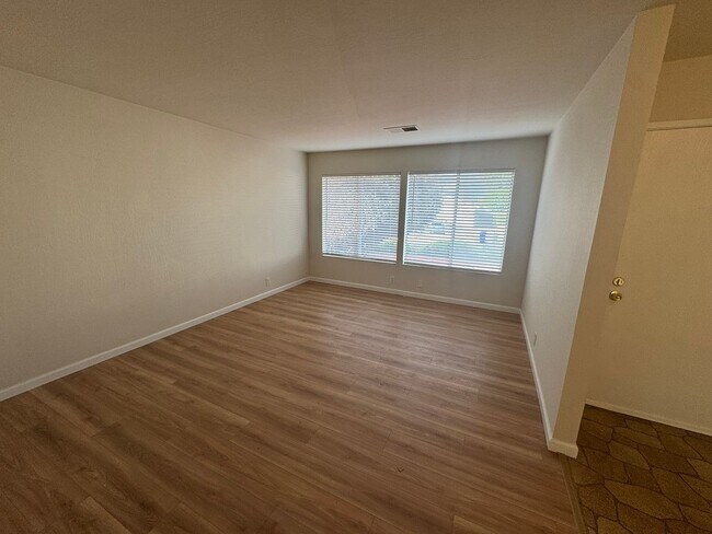 Building Photo - Spacious Hercules Home Near Parks & Schools with Large Backyard