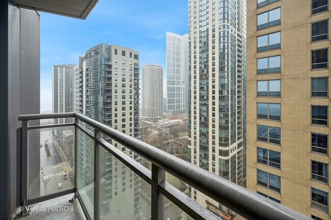 Building Photo - 450 E Waterside Dr