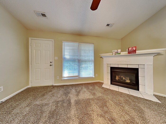 Building Photo - 2613 Fairstone Ave