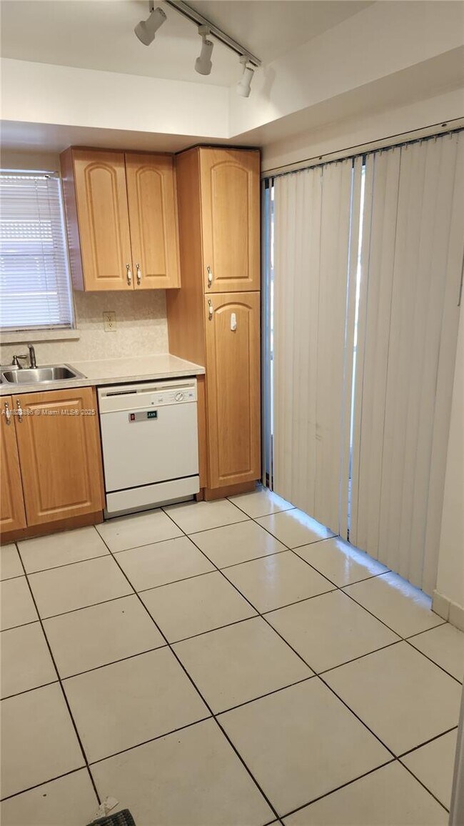 Building Photo - 200 NE 12th Ave