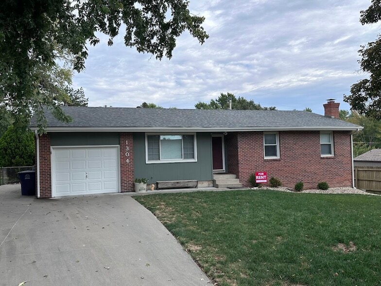 Primary Photo - 1304 Overlook Dr