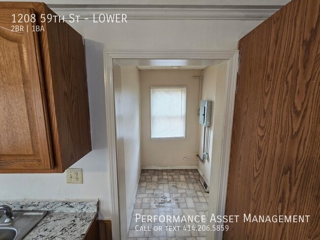 Building Photo - Charming 2-Bedroom Lower Unit Available 1/...