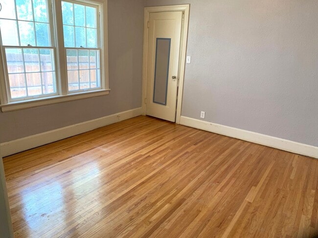 Building Photo - 3 bedroom 2 bath