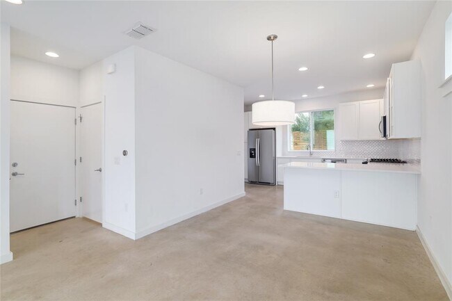 Building Photo - 1192 Sarabeth Way