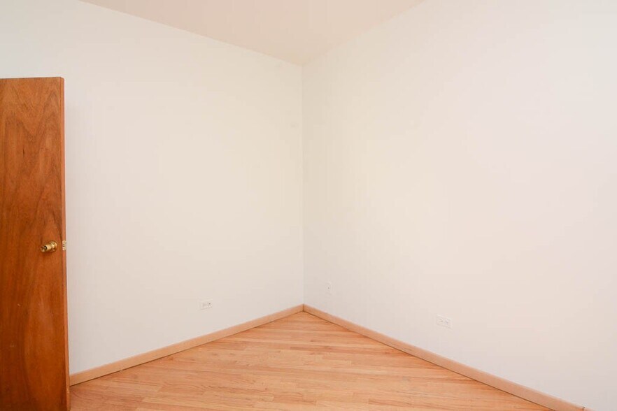 Building Photo - 529 N Claremont Ave