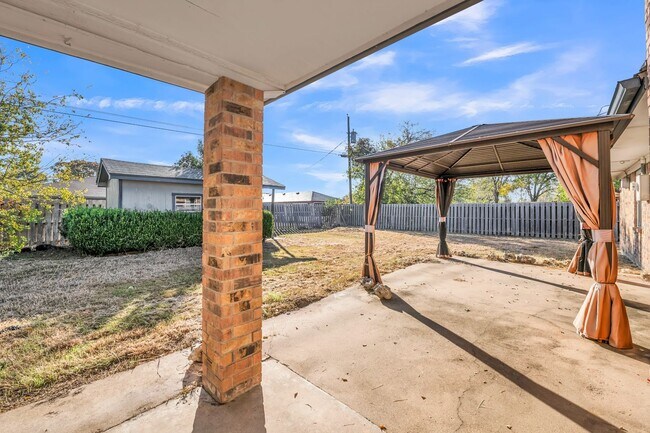 Building Photo - AVAILABLE NOW! (SECTION 8 ACCEPTED)