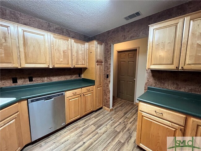 Building Photo - 233 Wild Rose Dr