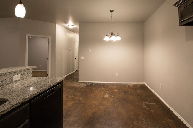 Building Photo - 3-Bed, 2-Bath Duplex with Waterway Views -...
