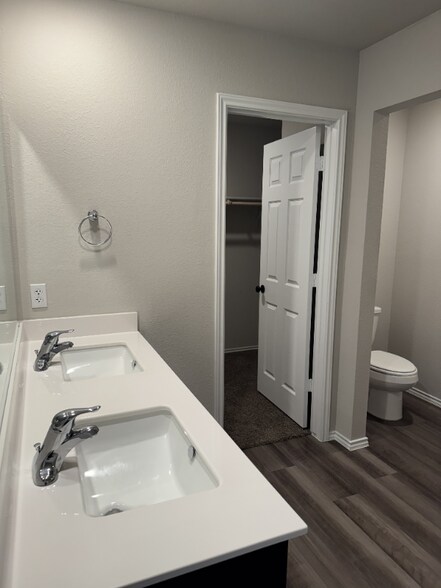 Building Photo - 402 Stone Vly Rd